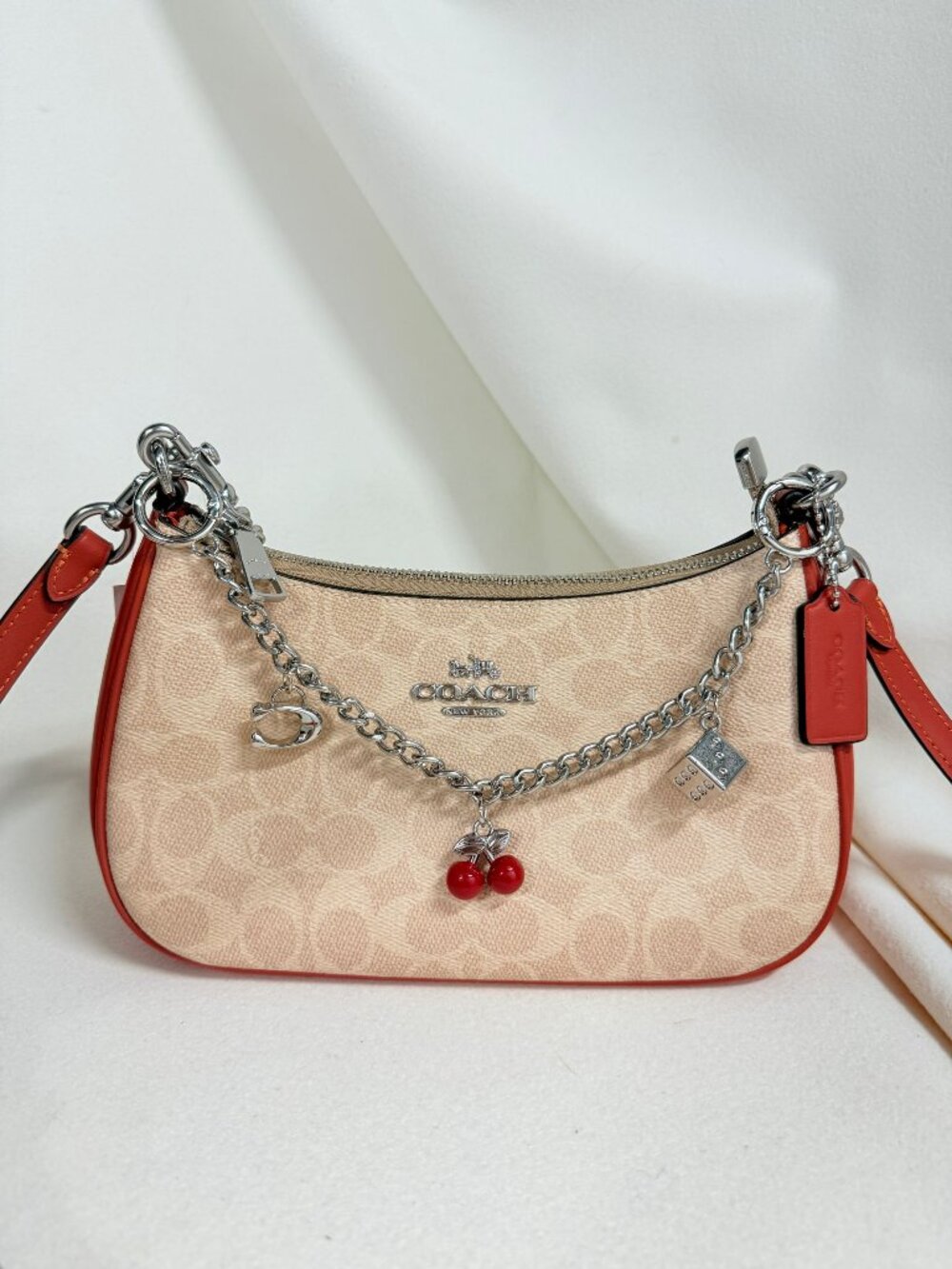 coach Teri Shoulder Bag In Signature Canvas cv933